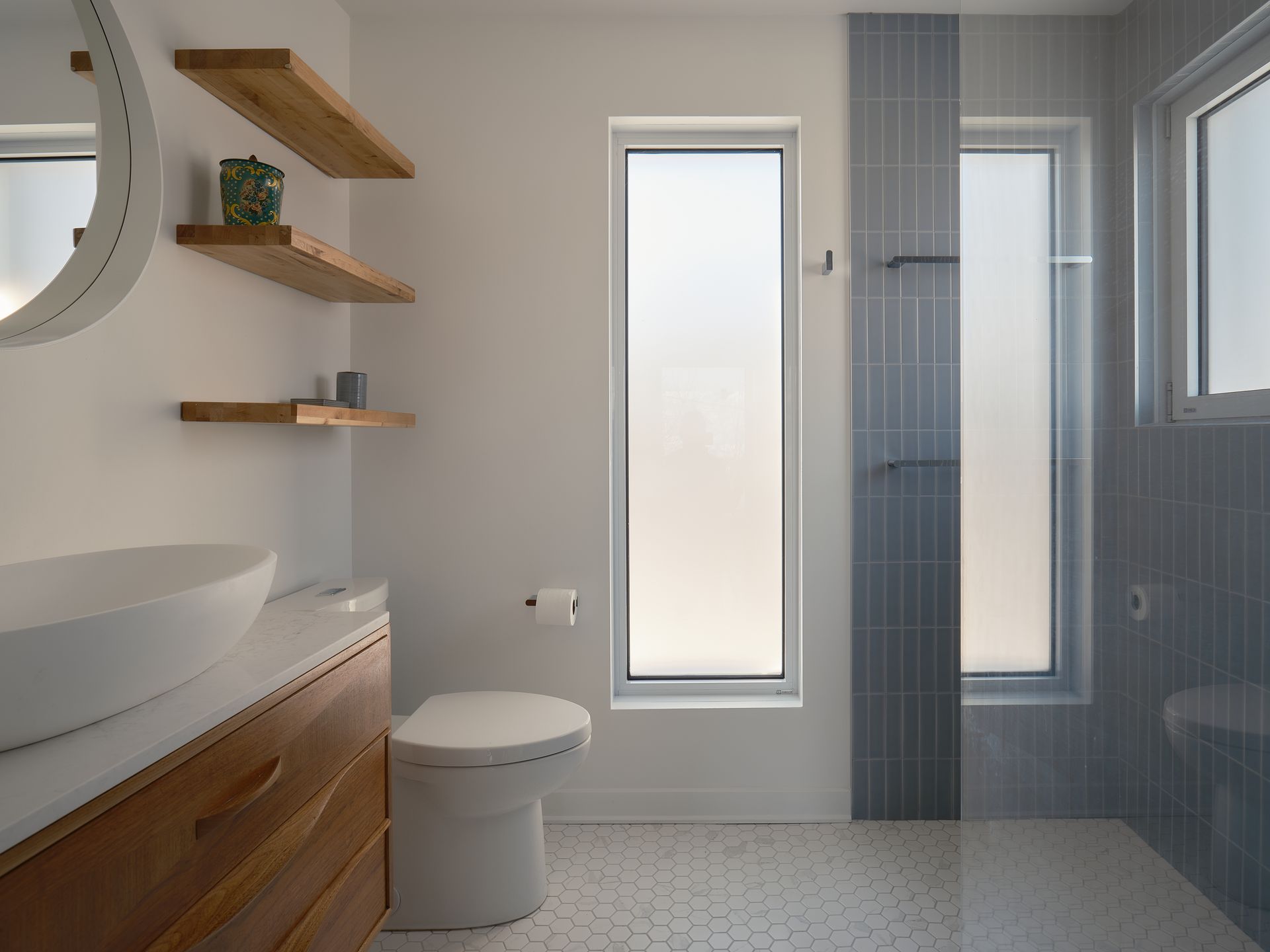 Une cuisine avec une planche à découper en bois sur le comptoir