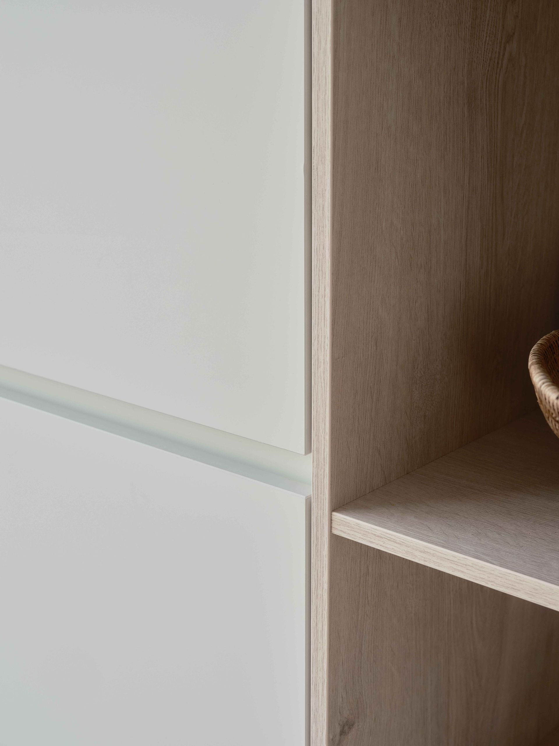 Un gros plan d'une étagère avec un bol dessus.