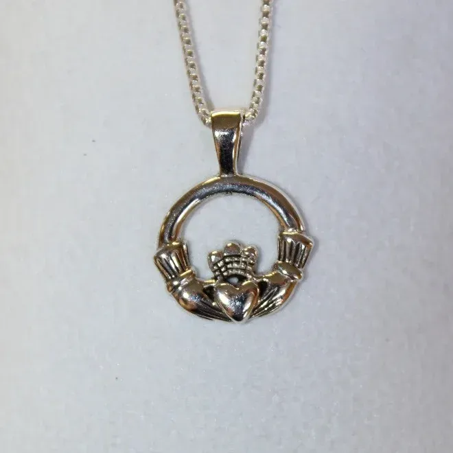 claddagh necklace