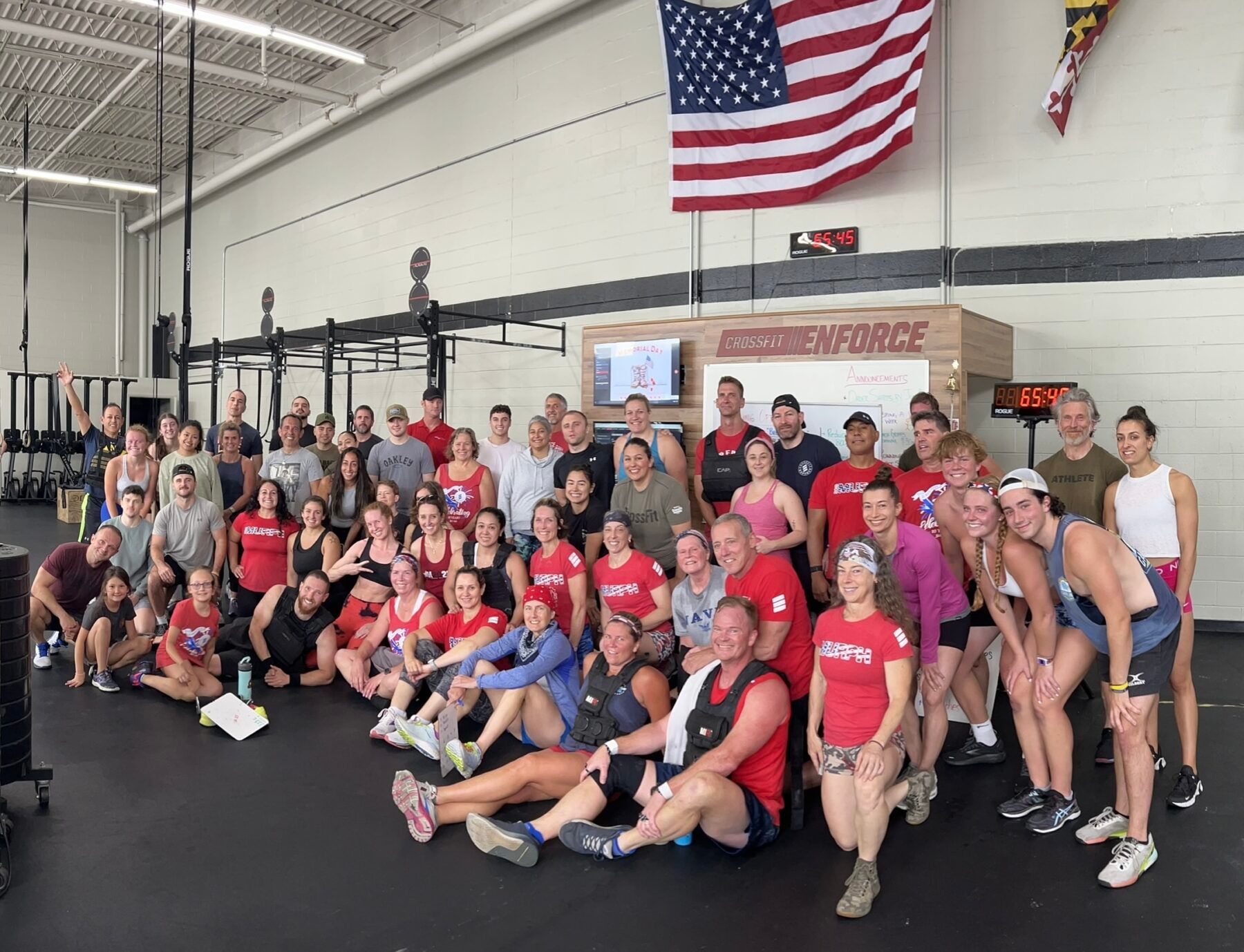 A large group of people are posing for a picture in a gym.