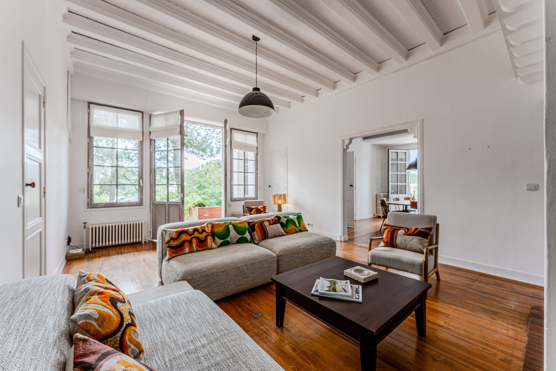 Un salon avec un canapé, des chaises et une table basse.