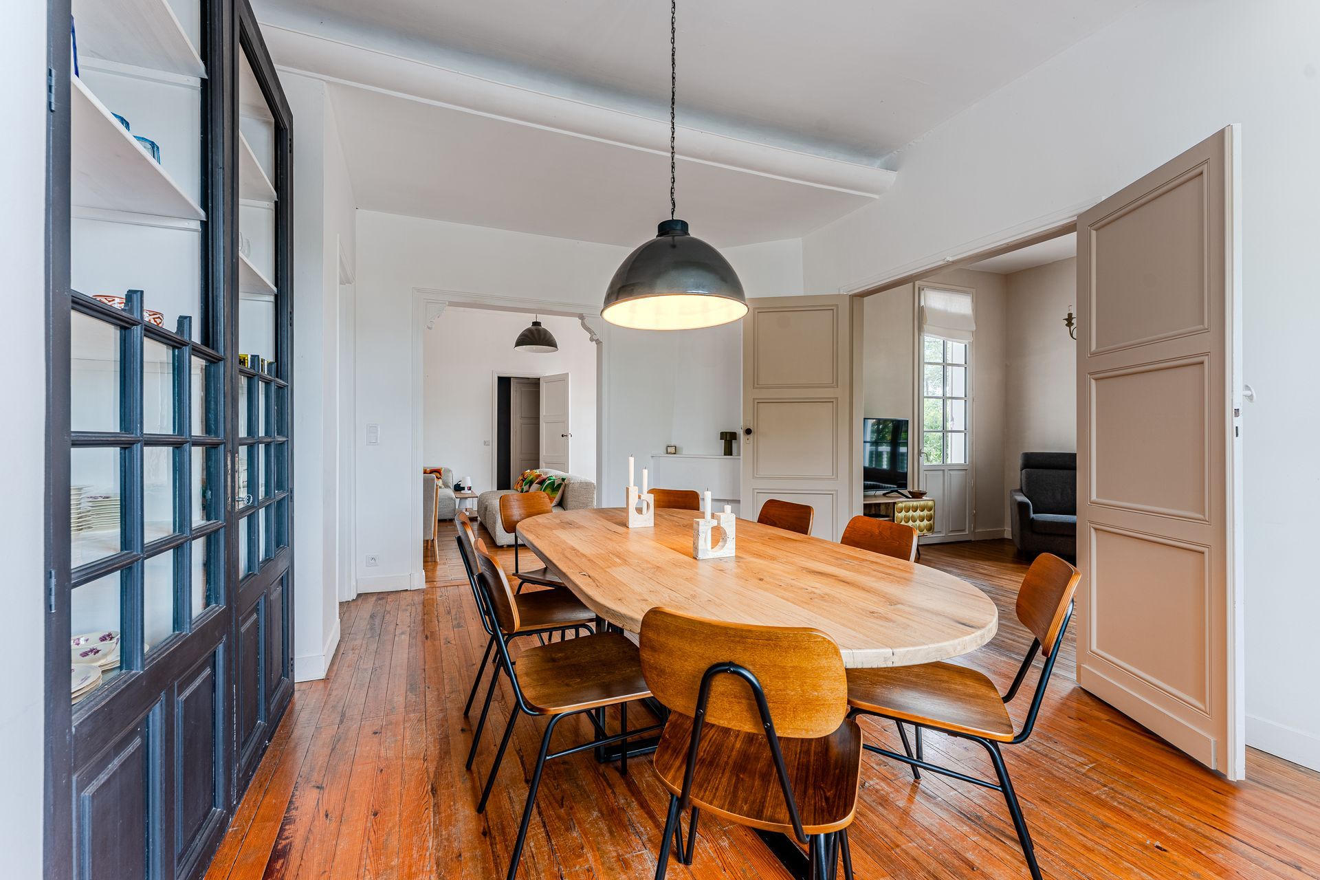 Une grande salle à manger avec une table et des chaises en bois.