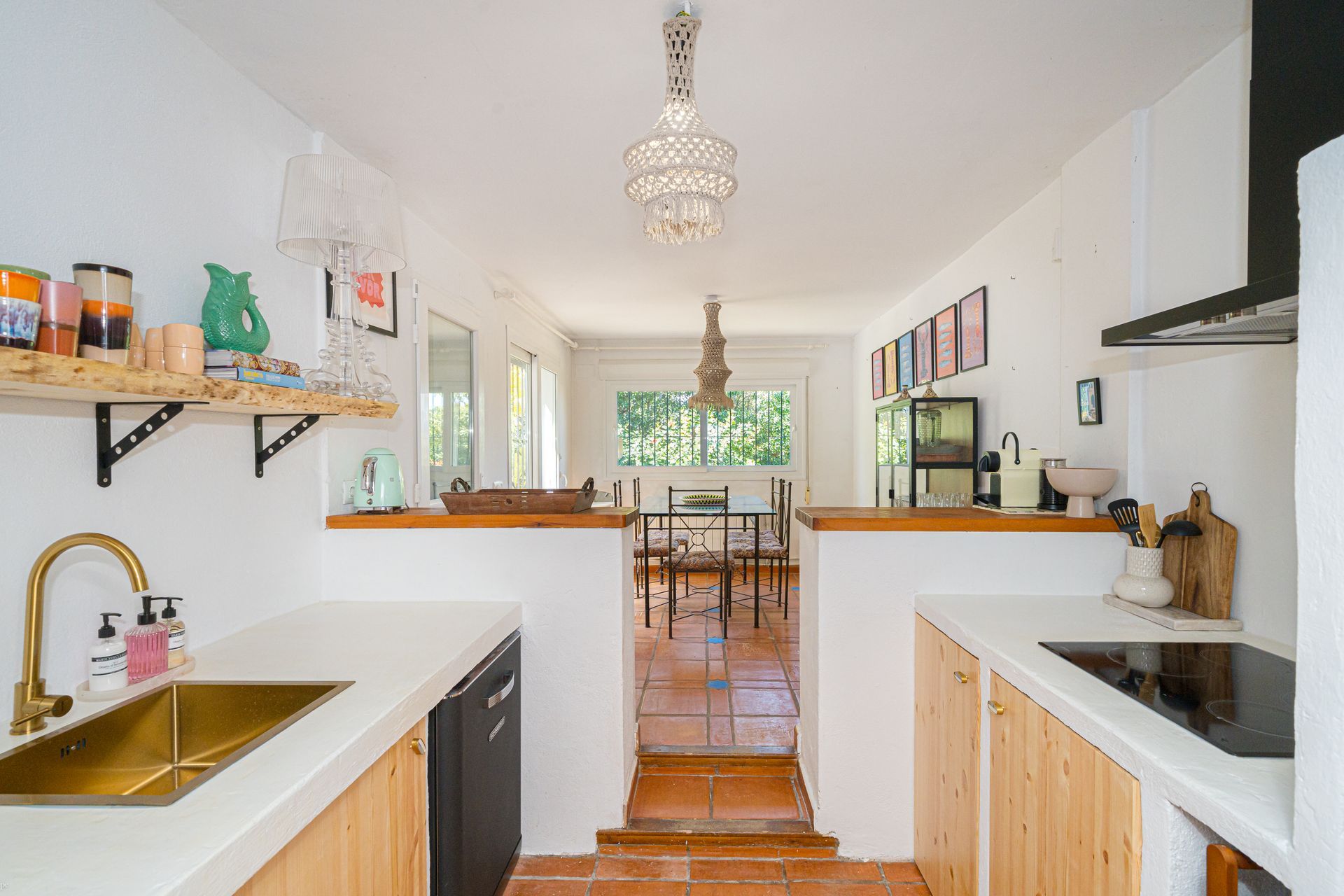 Een keuken met houten kasten en witte aanrechtbladen