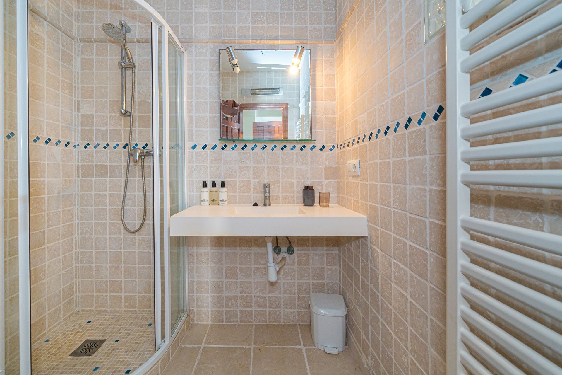 Un baño con lavabo y plato de ducha.