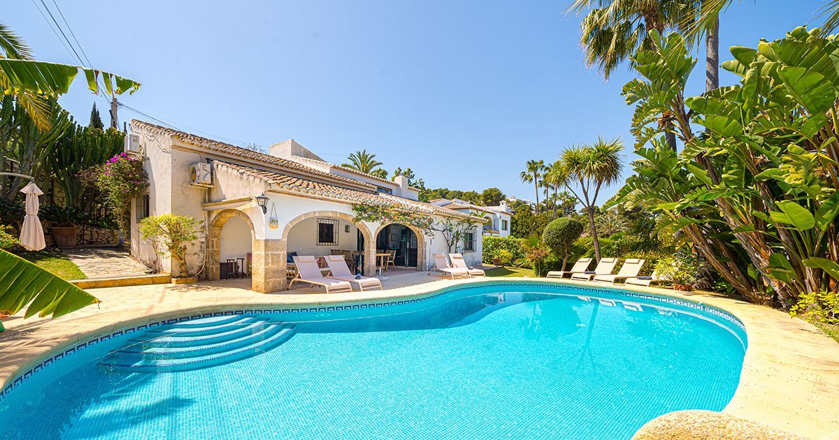 Een groot zwembad voor een wit huis