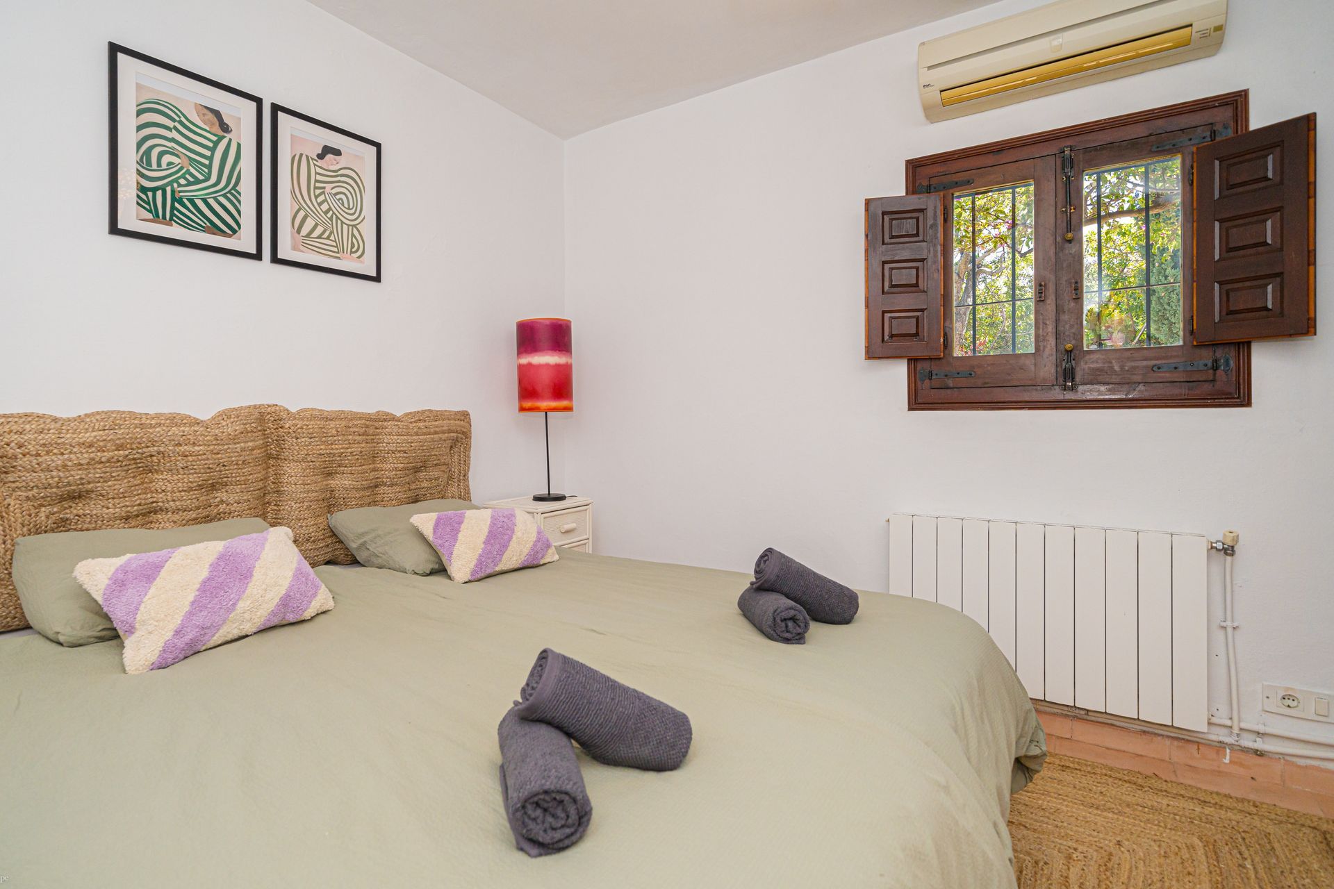 Ein Schlafzimmer mit großem Bett und Fenster