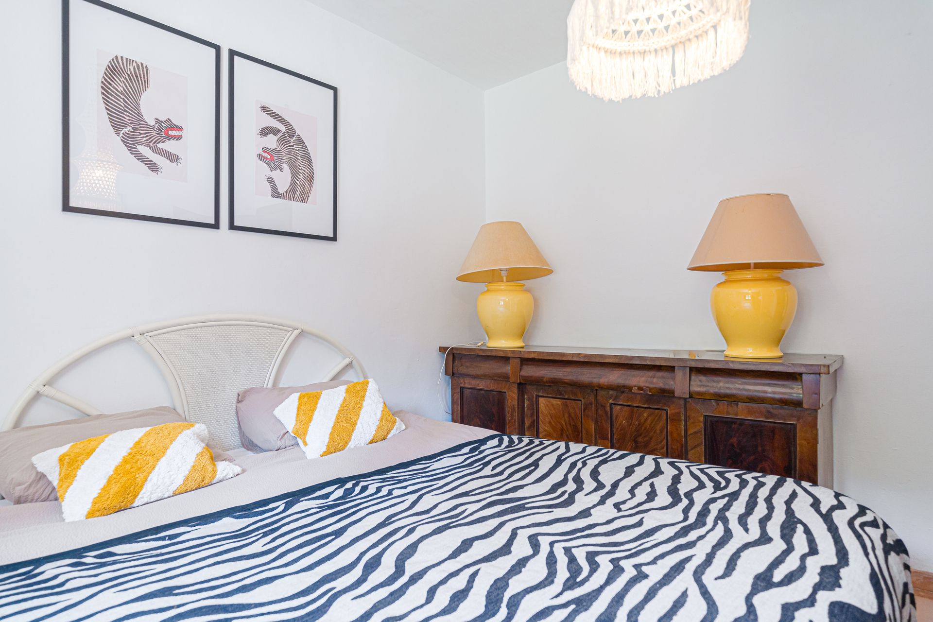 Een slaapkamer met een bed met zebraprint en twee lampen van Villa Fave in Javea 