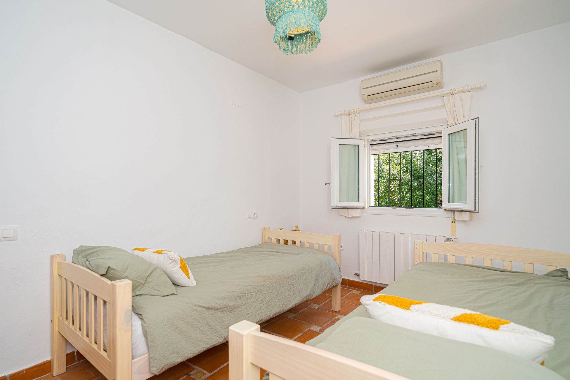 Een slaapkamer met twee aparte bedden en een raam van Villa Fave in Javea 