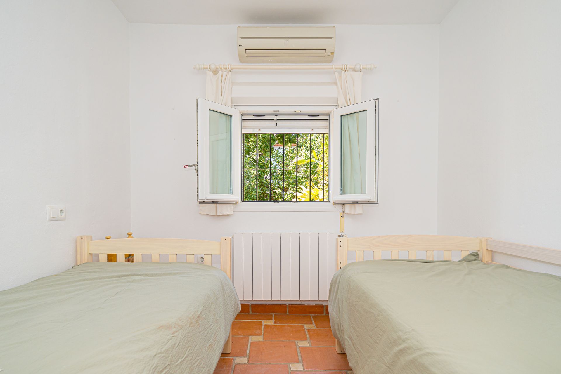 Een slaapkamer met twee bedden en een airco van Villa Fave in Javea 