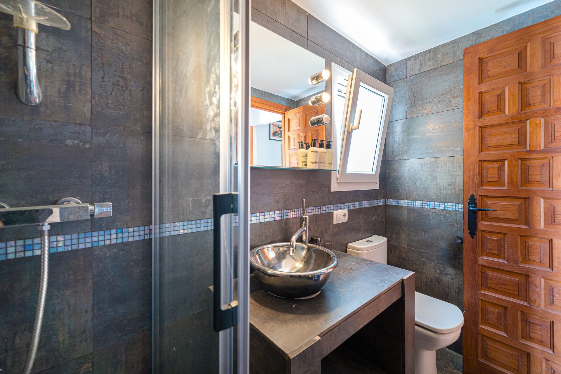 Een badkamer met wastafel, toilet en douche van Villa Fave, El Tosalet, Javea