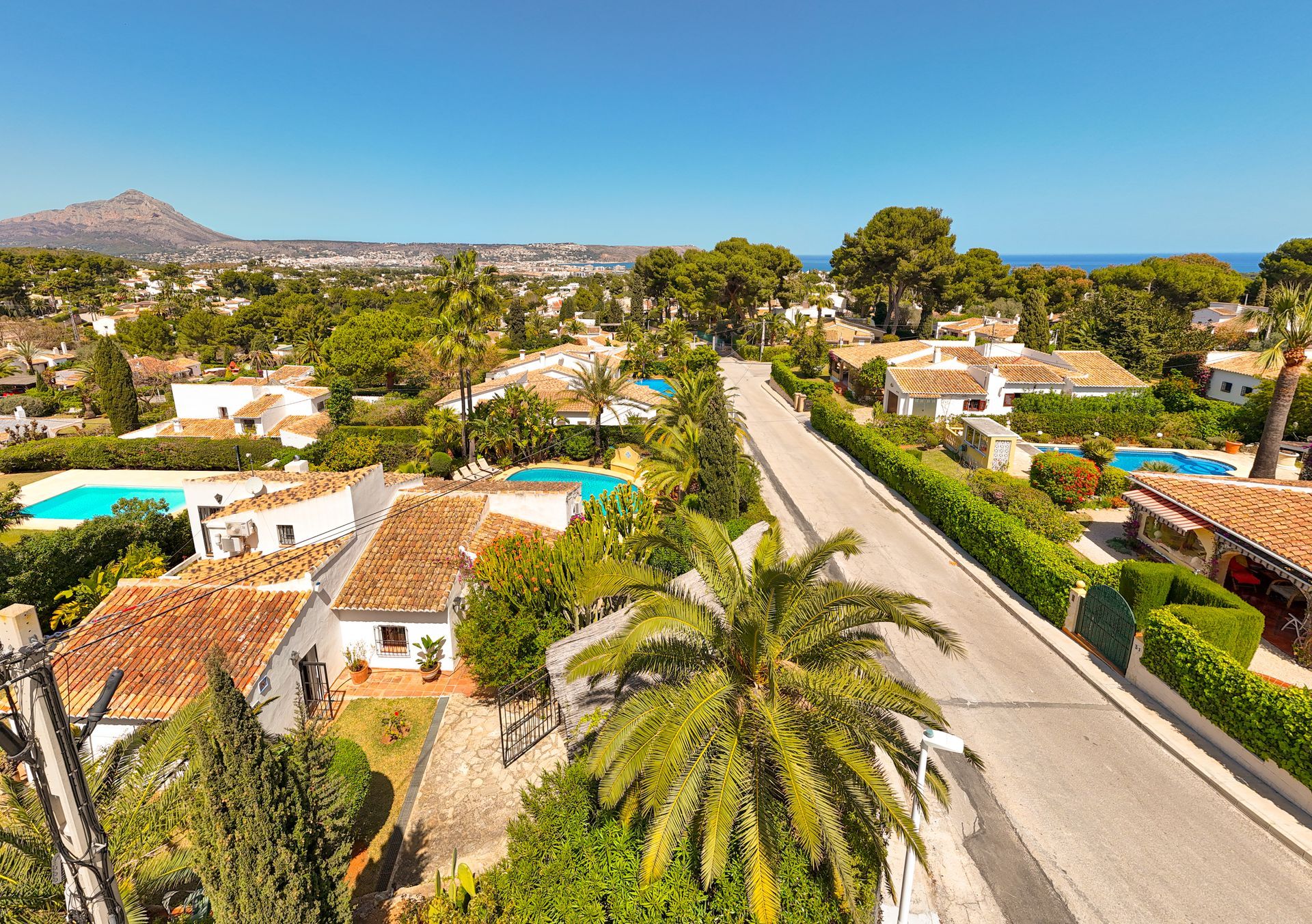 Een luchtfoto van een woonwijk met palmbomen en huizen