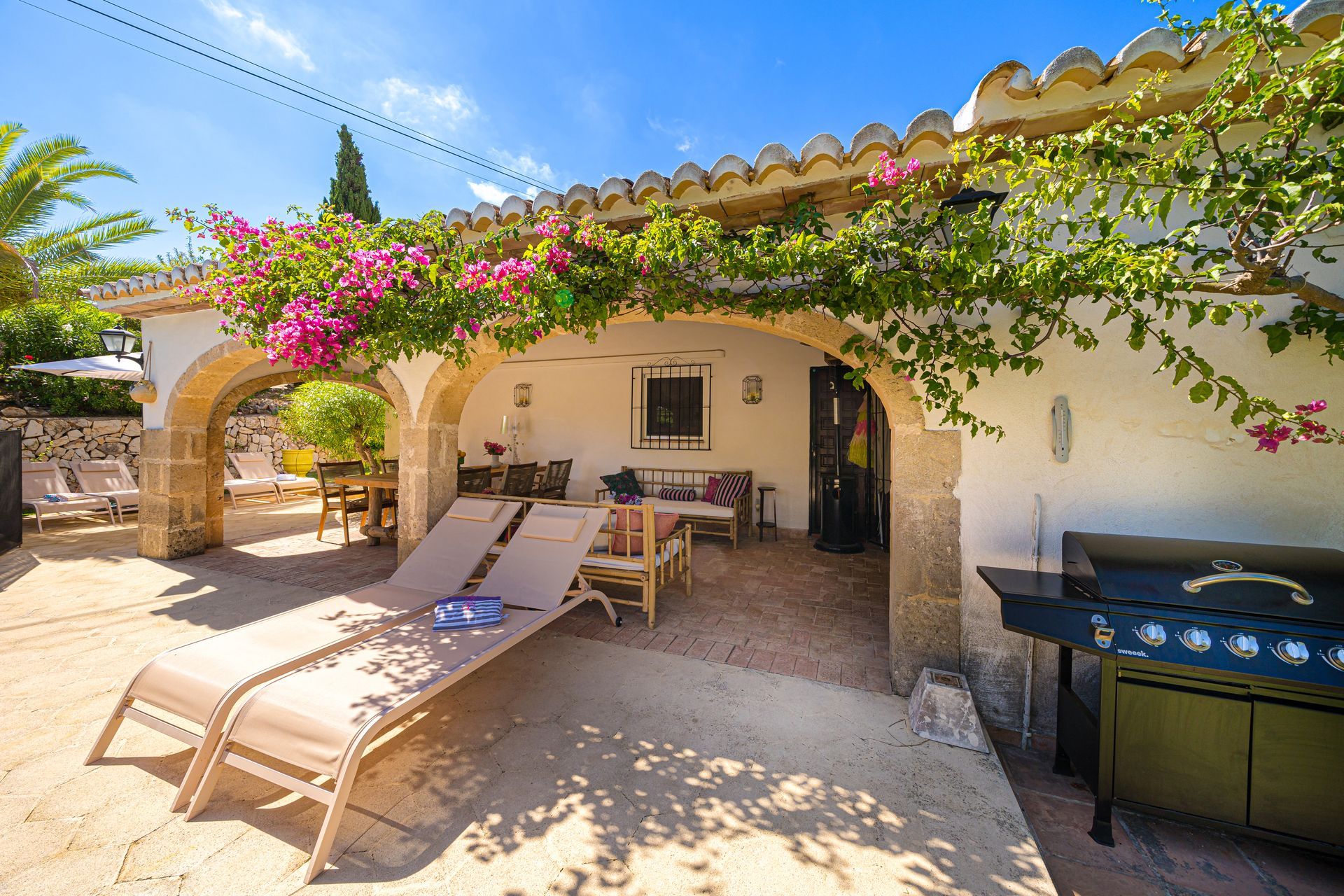 Una mesa de madera con sillas y un cuenco encima.