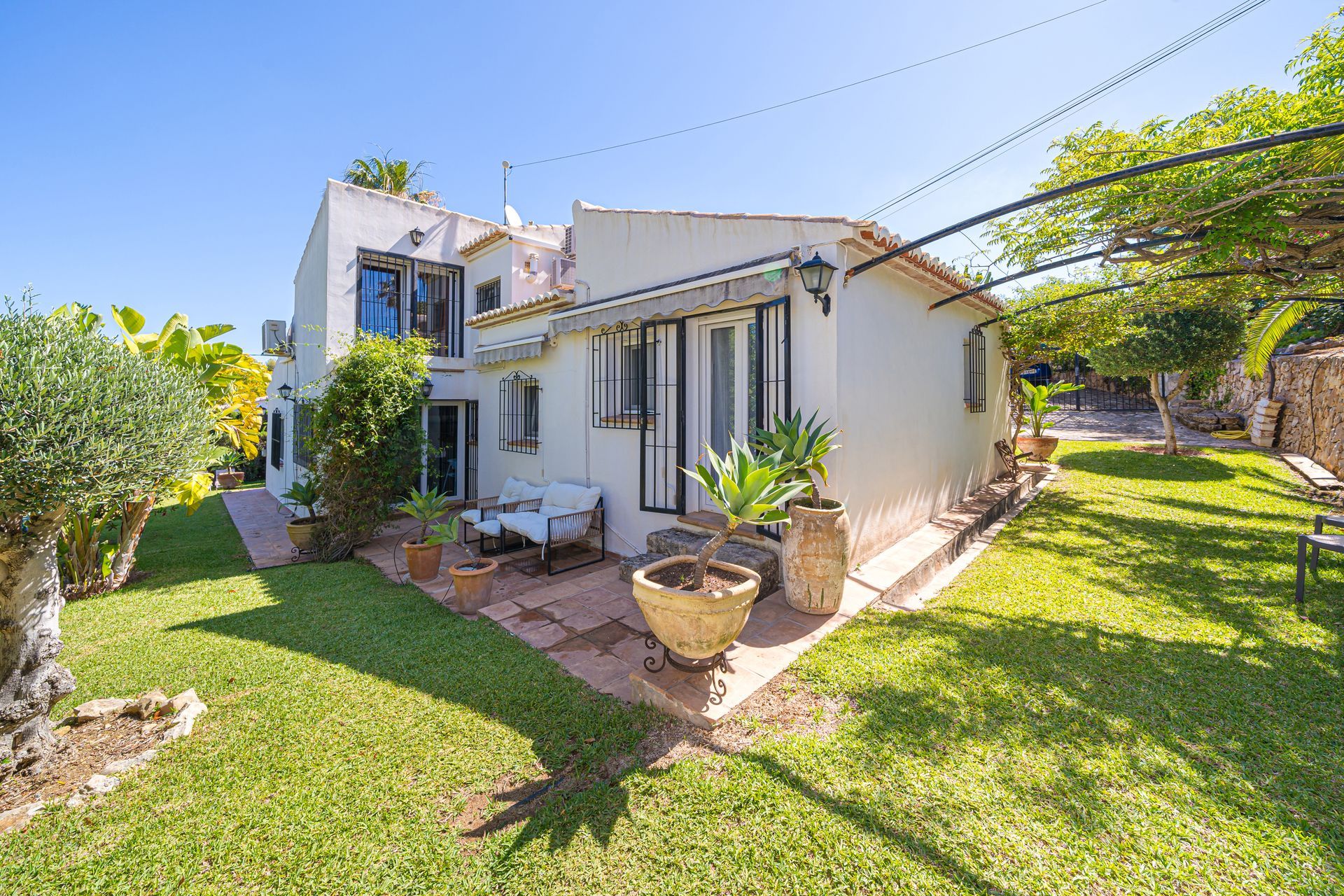Una casa blanca con un patio delante de Villa Fave en Xabia, El Tosalet.