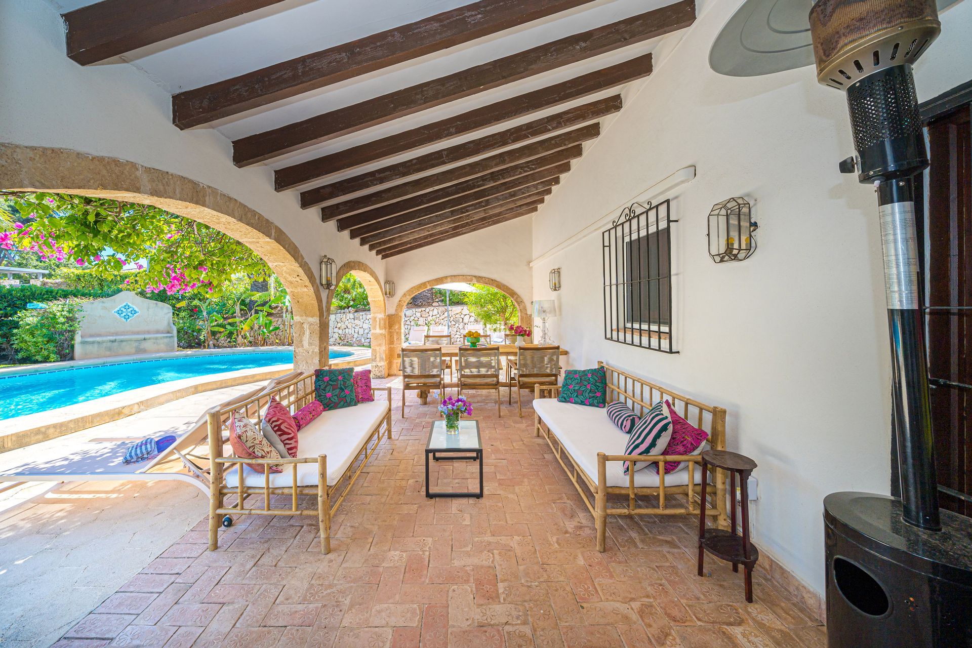 Un patio con un sofá y una mesa.