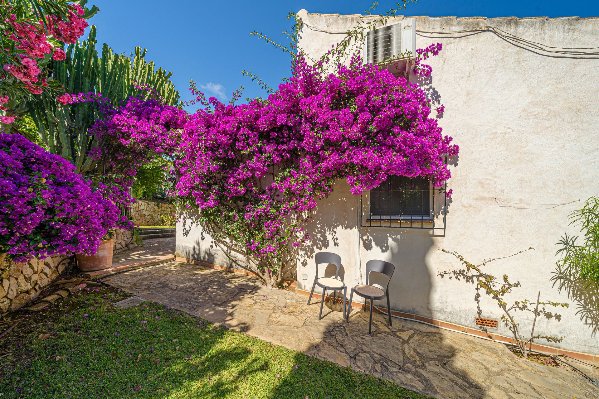 Una vista aérea de una casa con piscina y palmeras de Villa Fave en Xabia, El Tosalet.