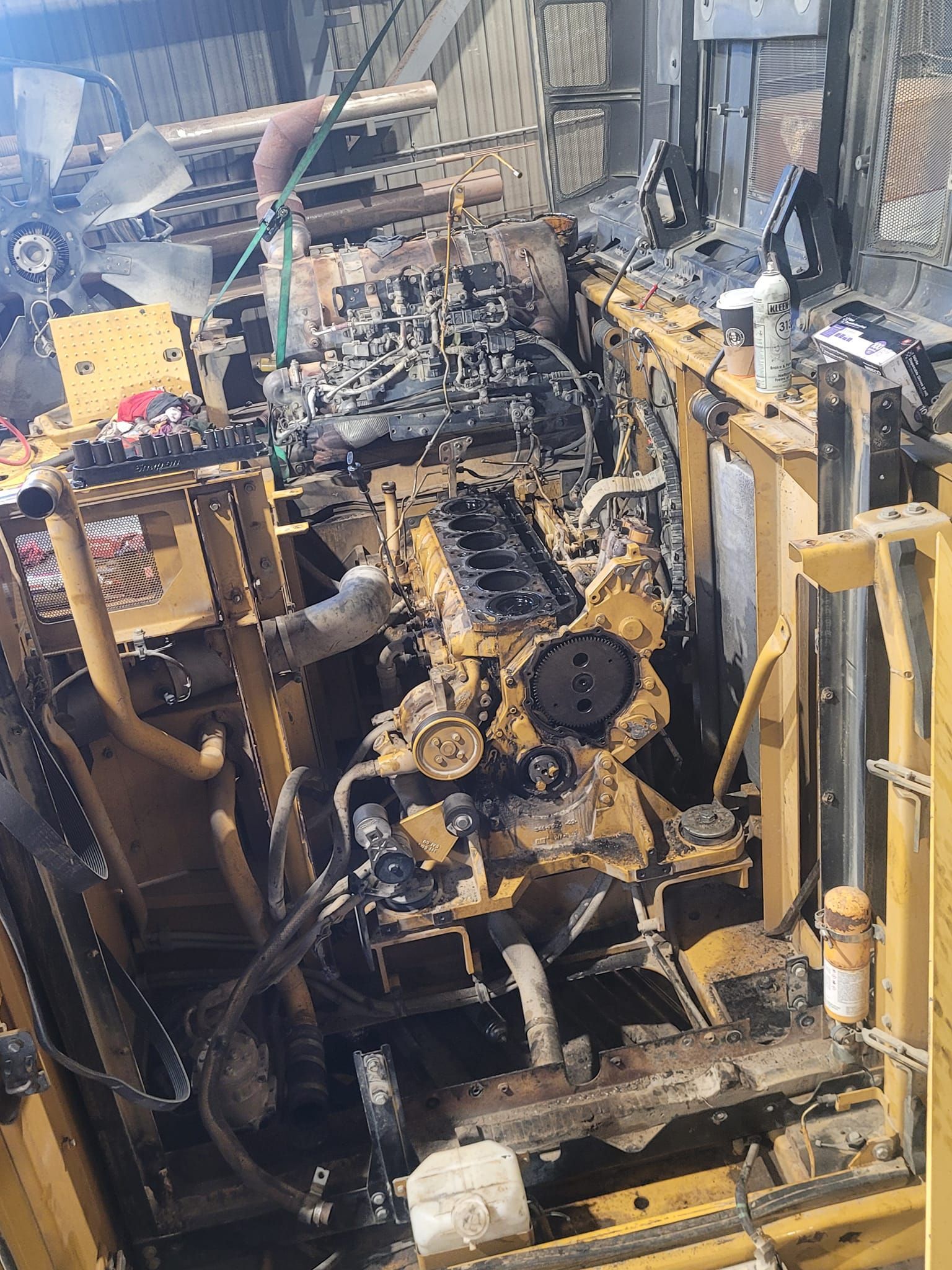 Moteur d'équipement lourd jaune, partiellement démonté.