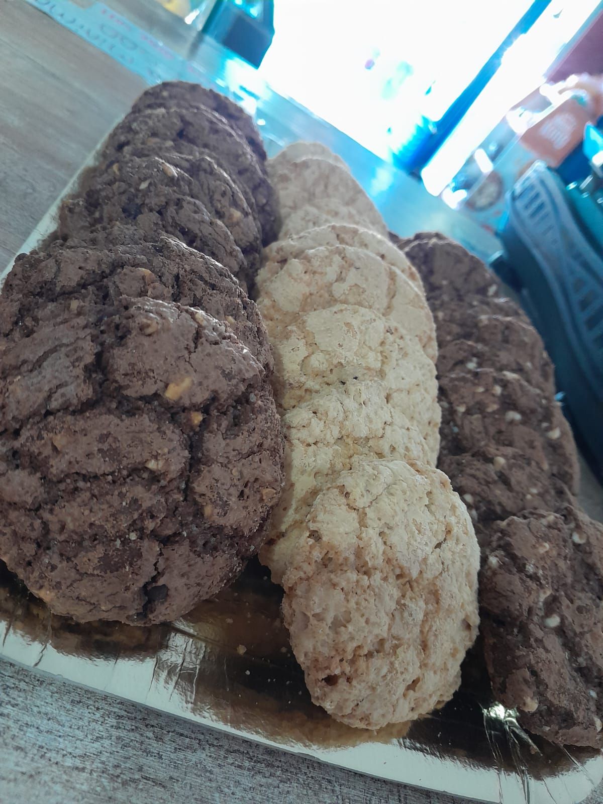 Galletas, de distintos tonos de marrón y tostado, dispuestas en una bandeja metálica.