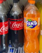 Mini pizzas con salsa, queso y aceitunas presentadas en paquetes.