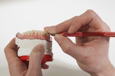 Cleaning of discoloured dentures