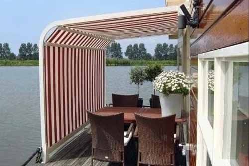 tenda bianca e rossa