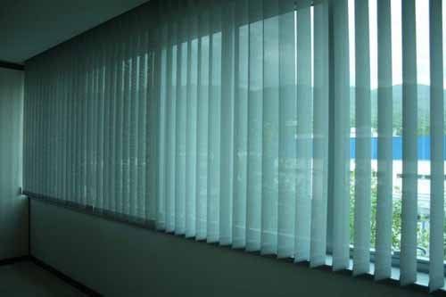 tenda con lamelle orientabili in verde