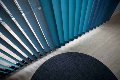 tenda con lamelle orientabili