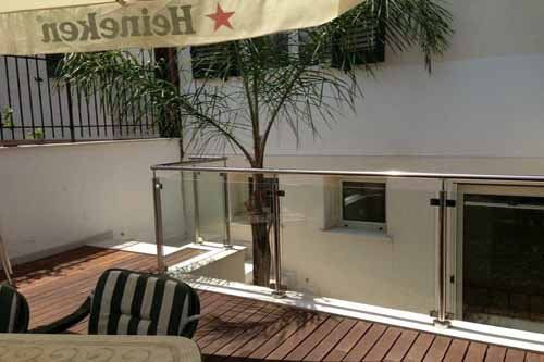 ringhiera in ferro e vetro