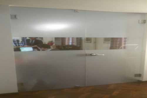 Pellicola bianca su porta ufficio