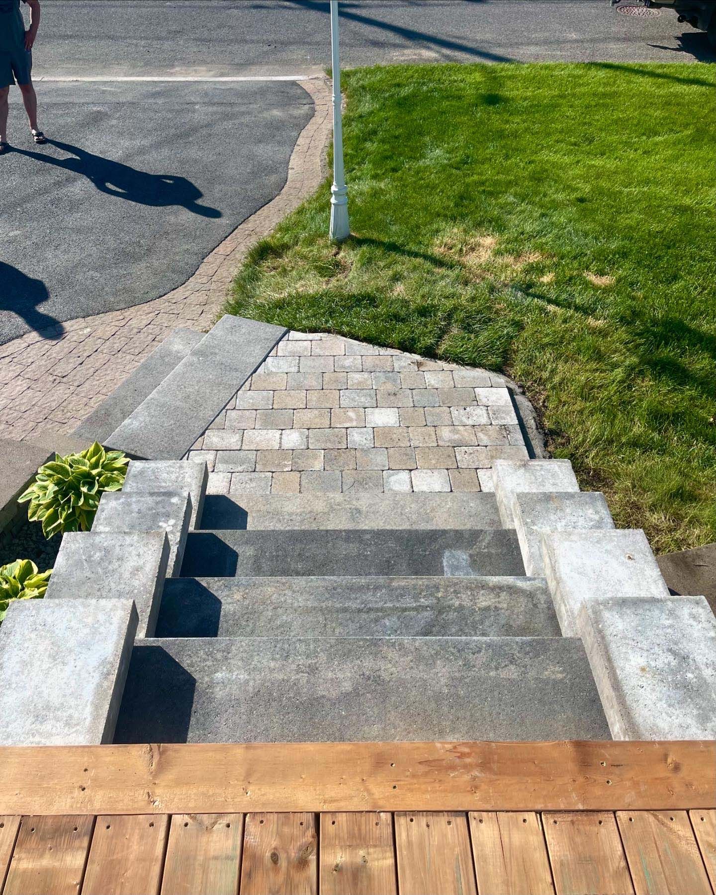 Un ensemble d'escaliers menant à une terrasse en bois.