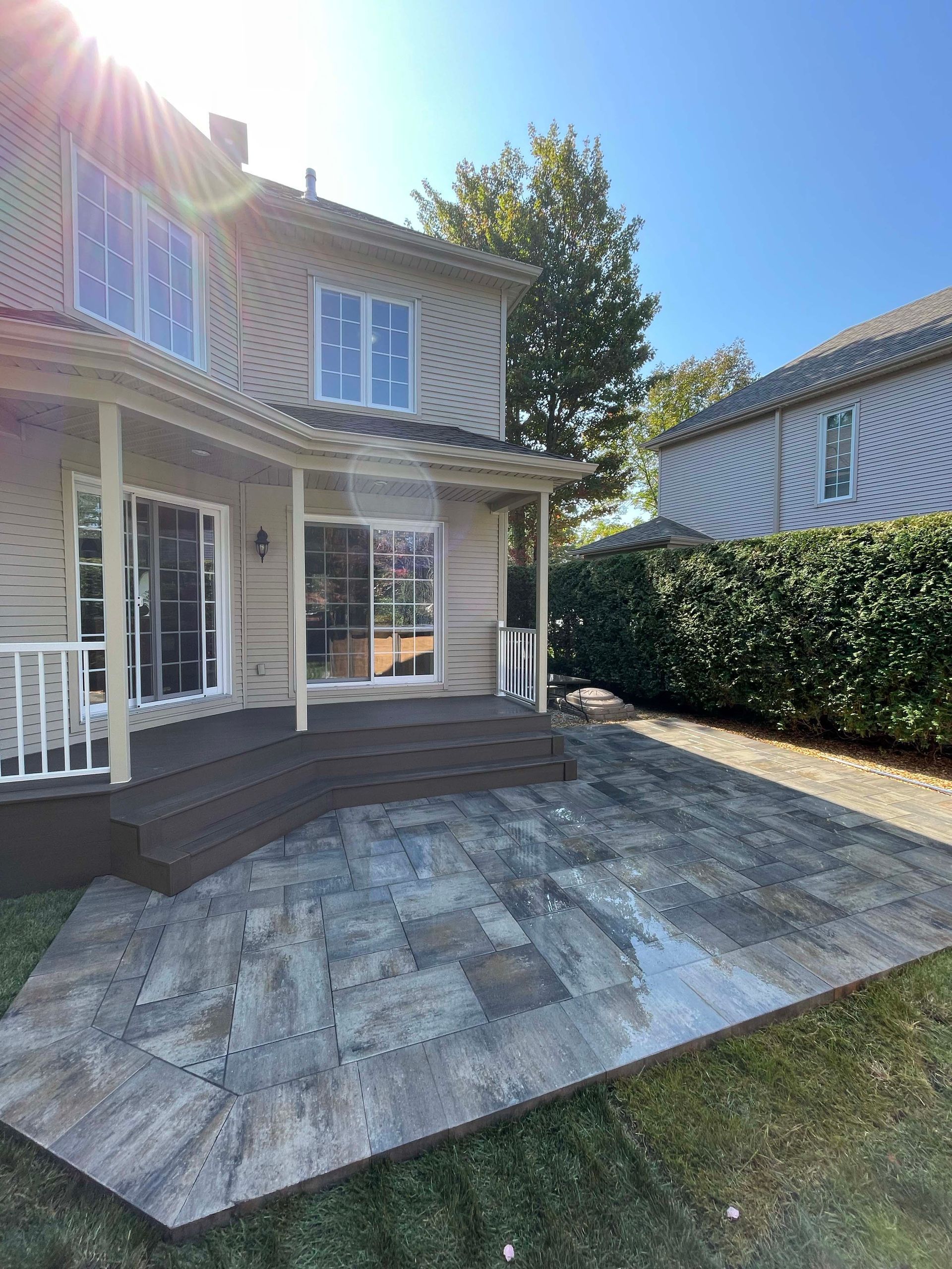 L'arrière-cour d'une maison avec un patio et un porche.