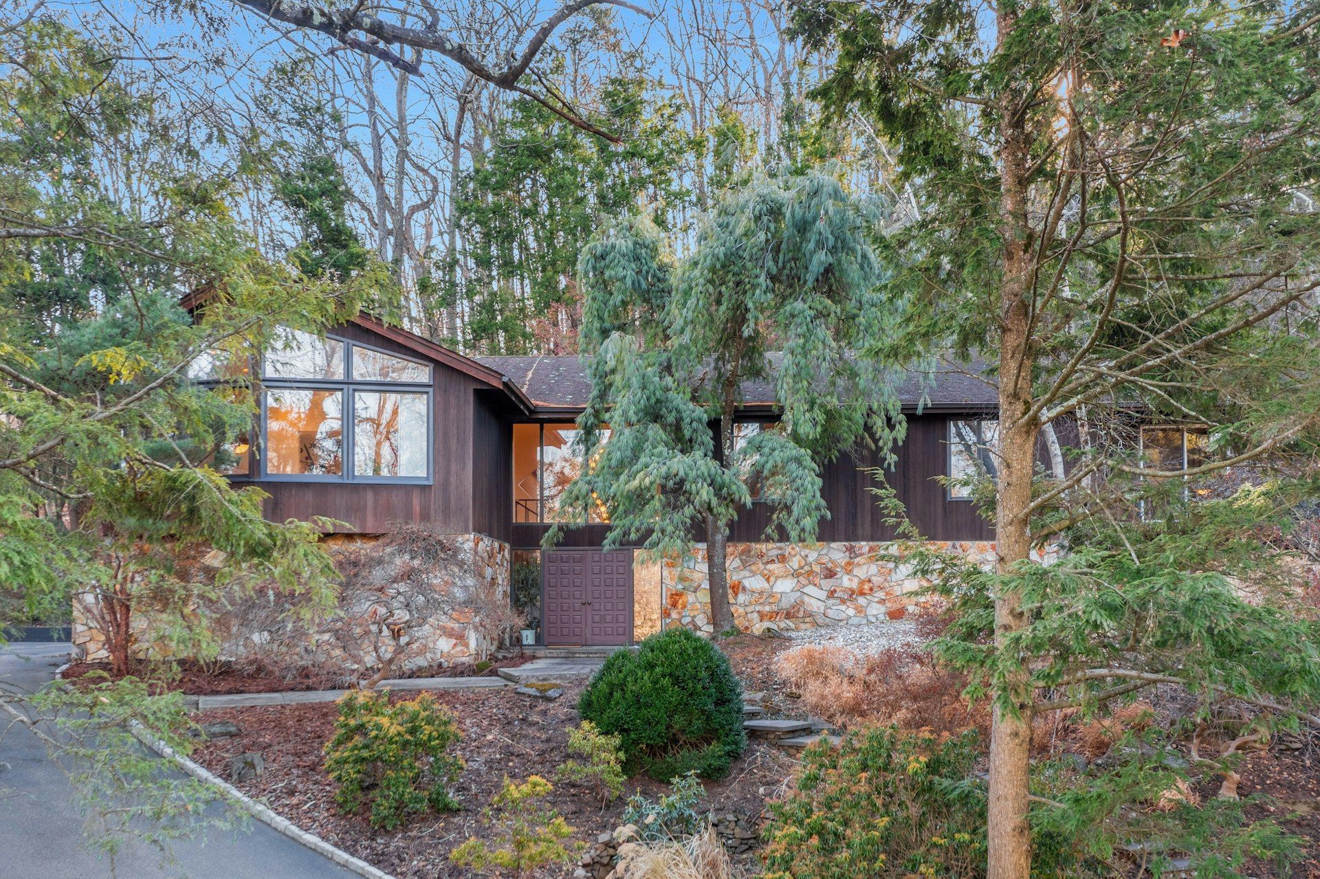 A dining room with a round table and chairs.
