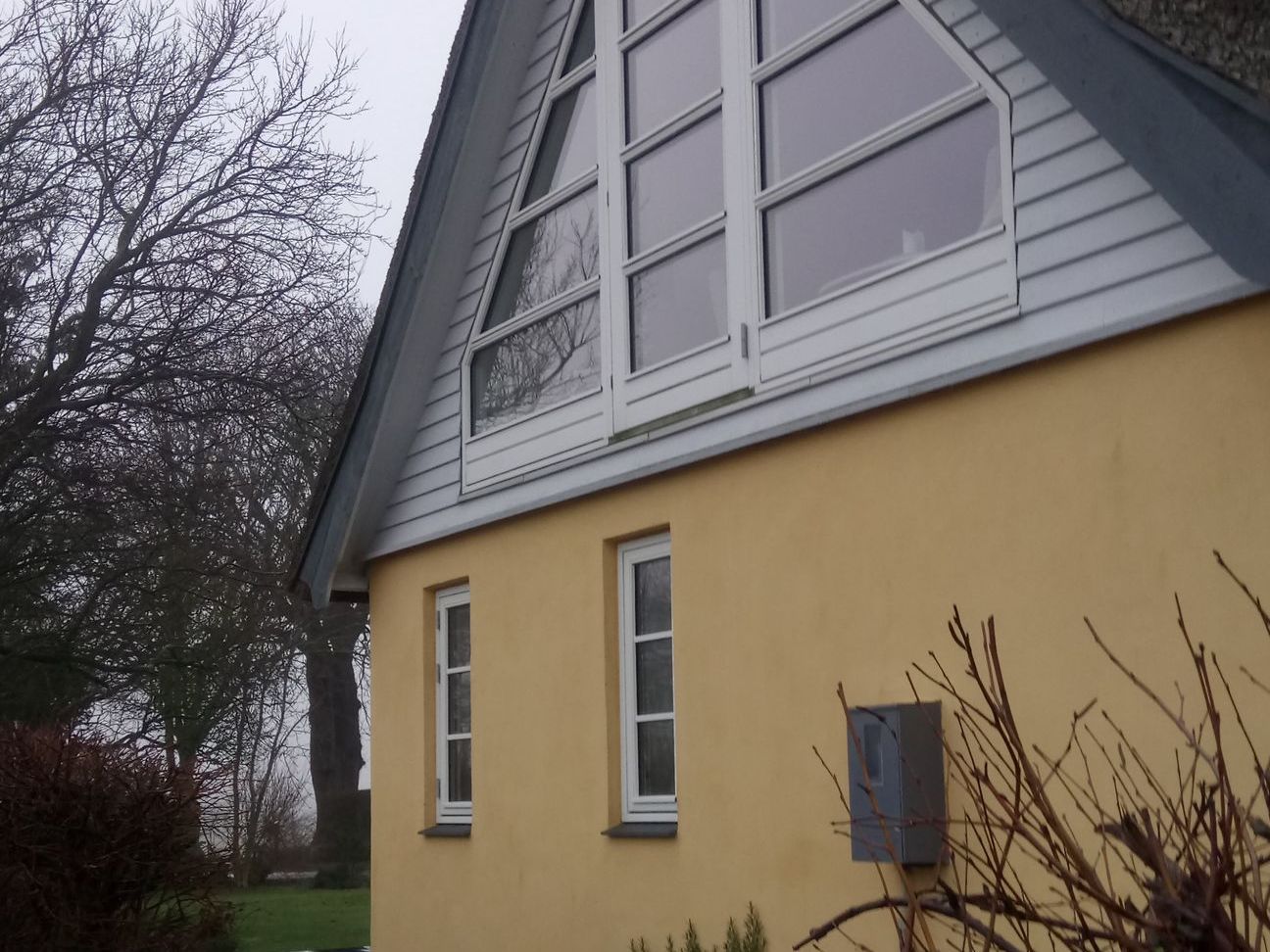 Et gult hus med et trekantformet tag