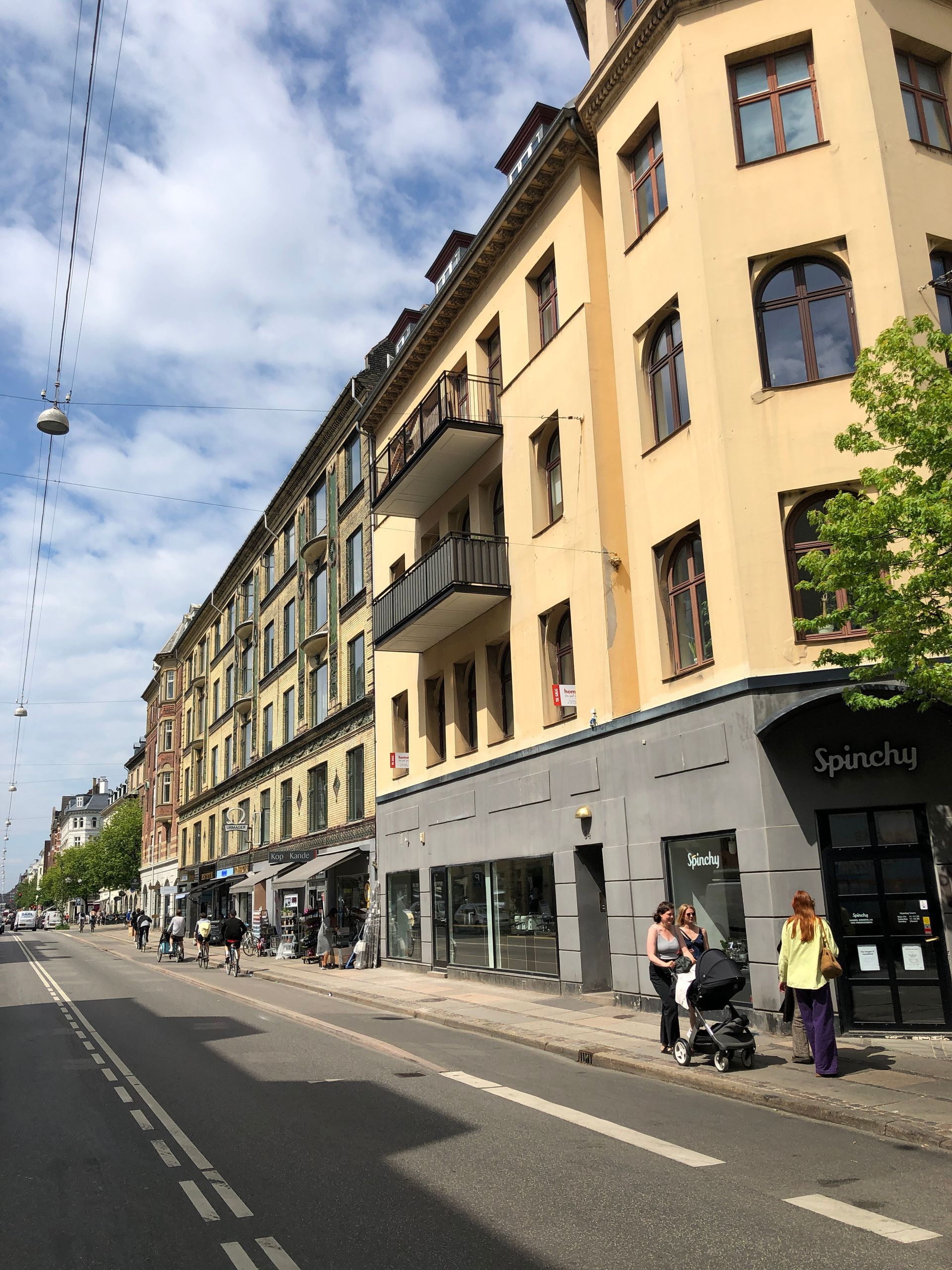 En gul bygning med et skilt, hvor der står 'apollo' på