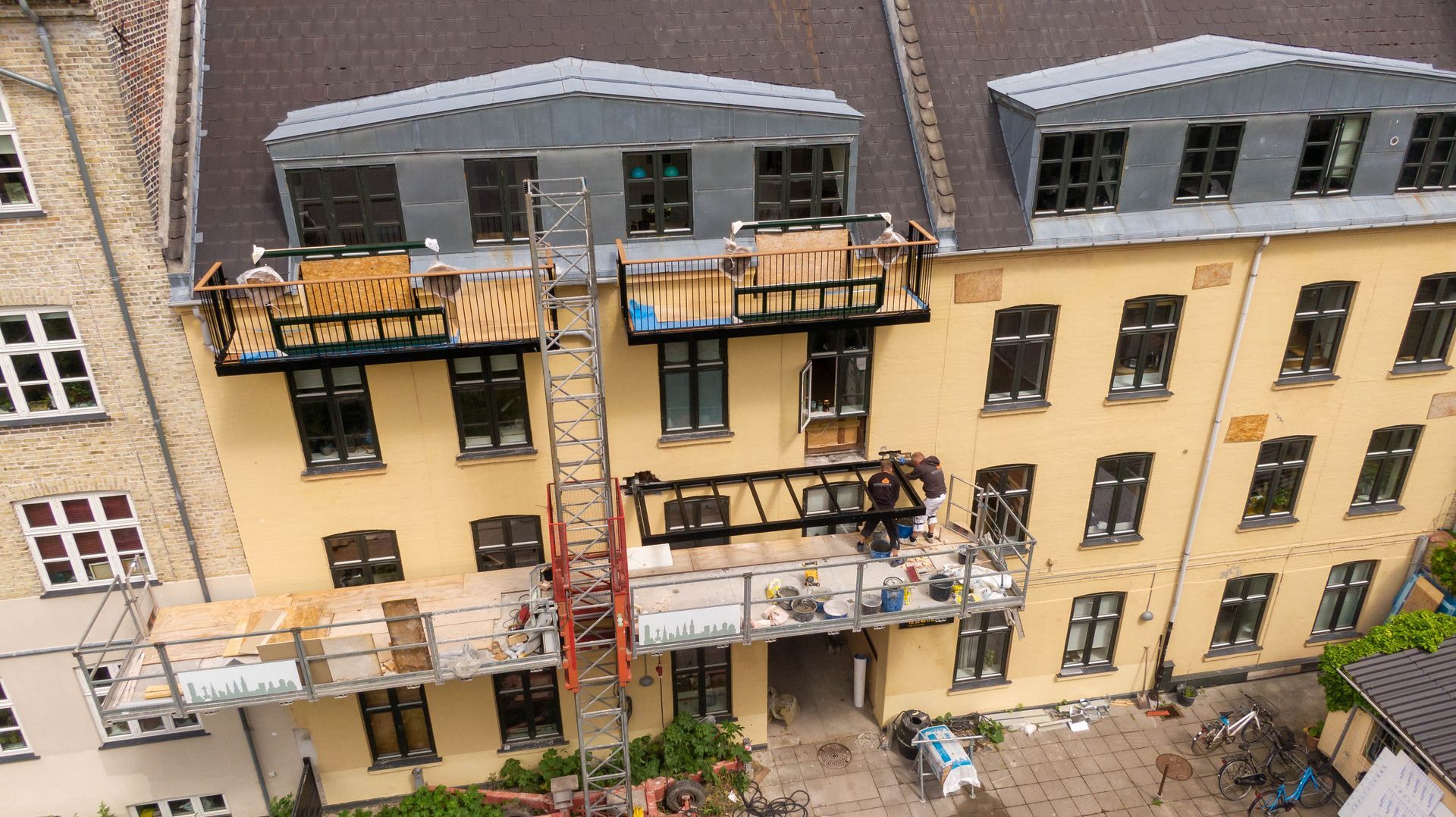 Et luftbillede af en bygning under opførelse