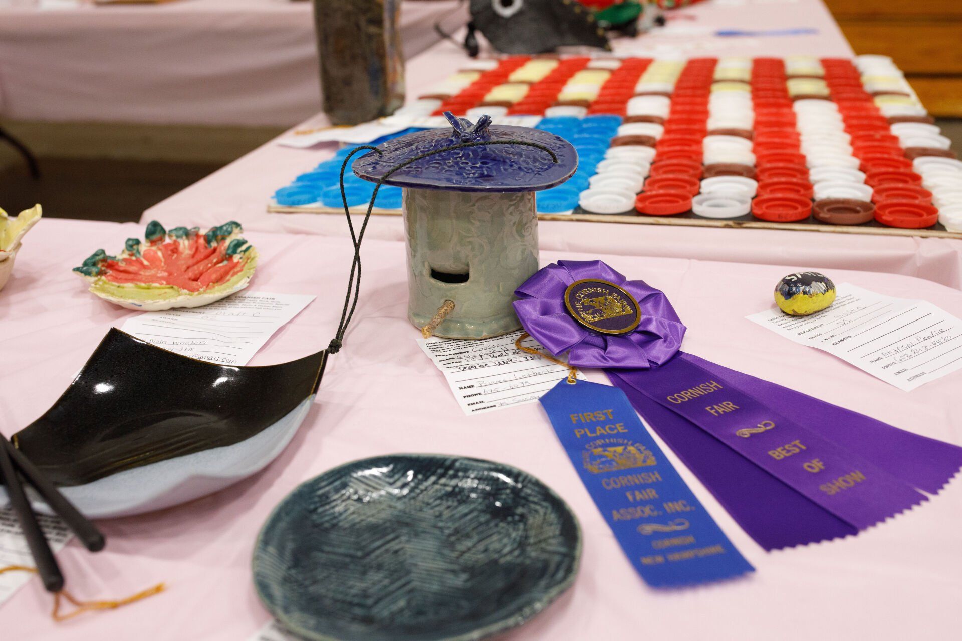 A table with a purple ribbon that says ' winner ' on it