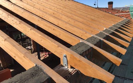 construcción de estructura de madera para rehabilitar cubierta en Pozuelo
