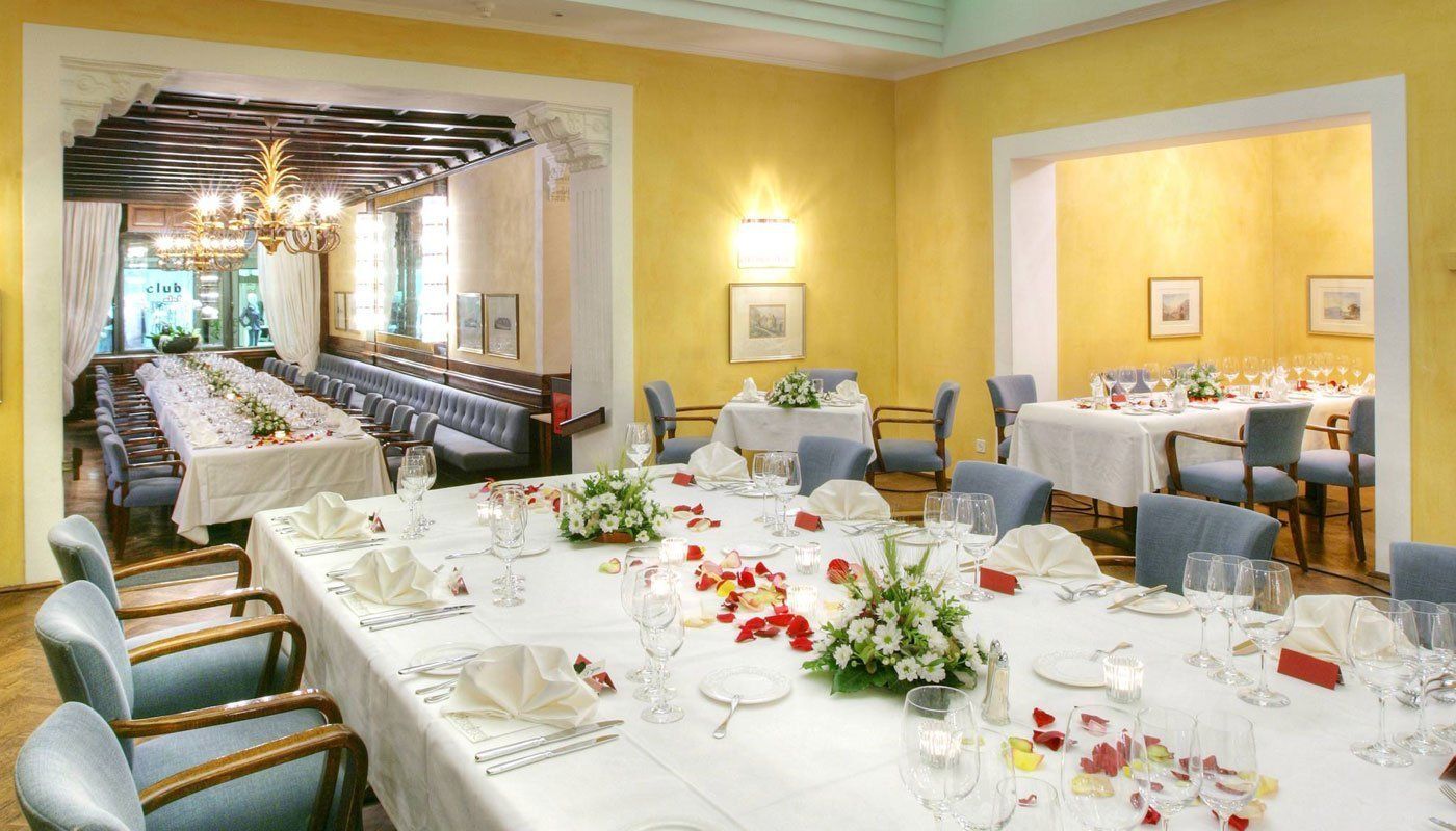 Il Ristorante Grand Café Al Porto preparato per una serata
