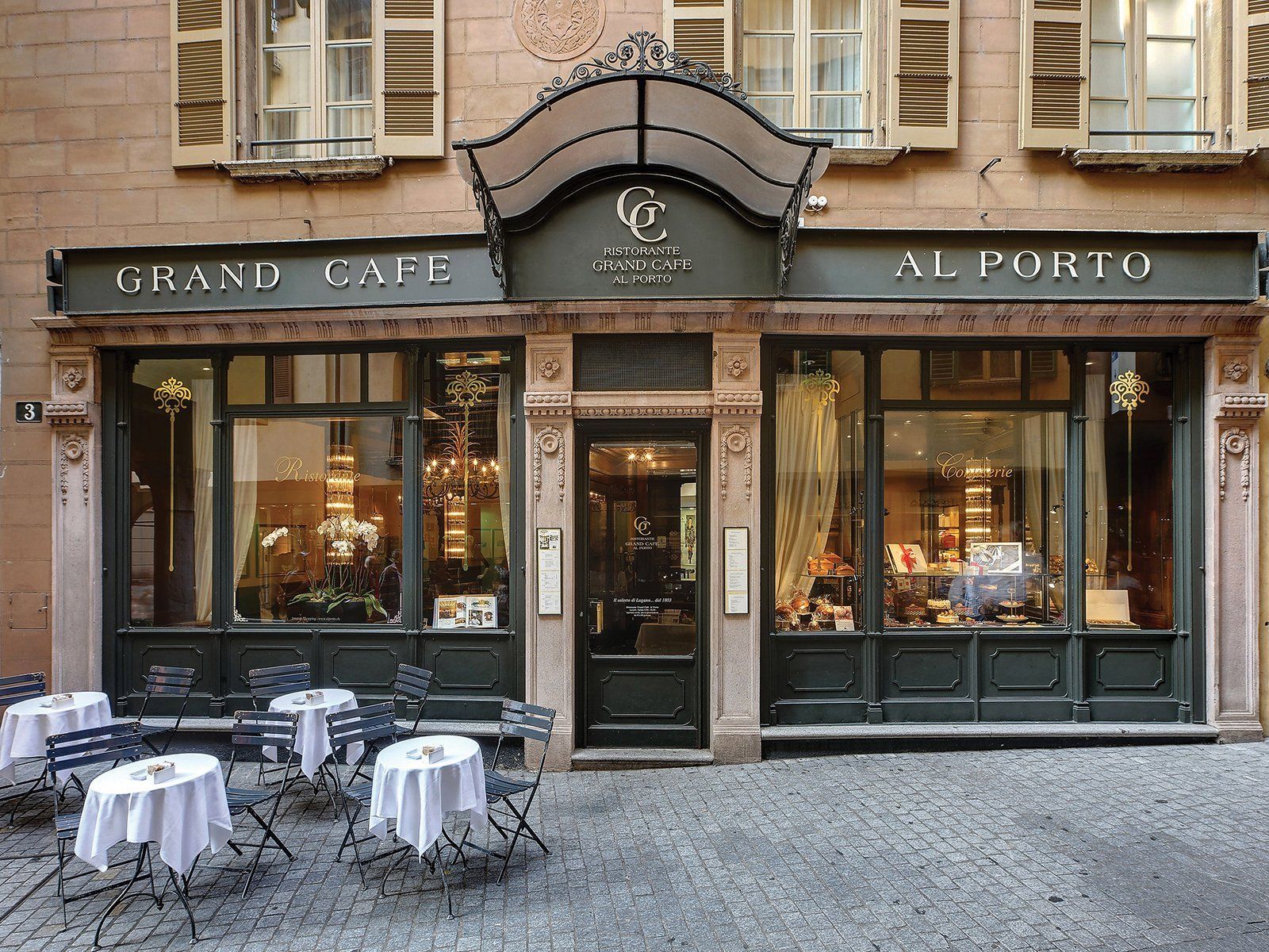 La storica facciata del Grand Cafè Al Porto