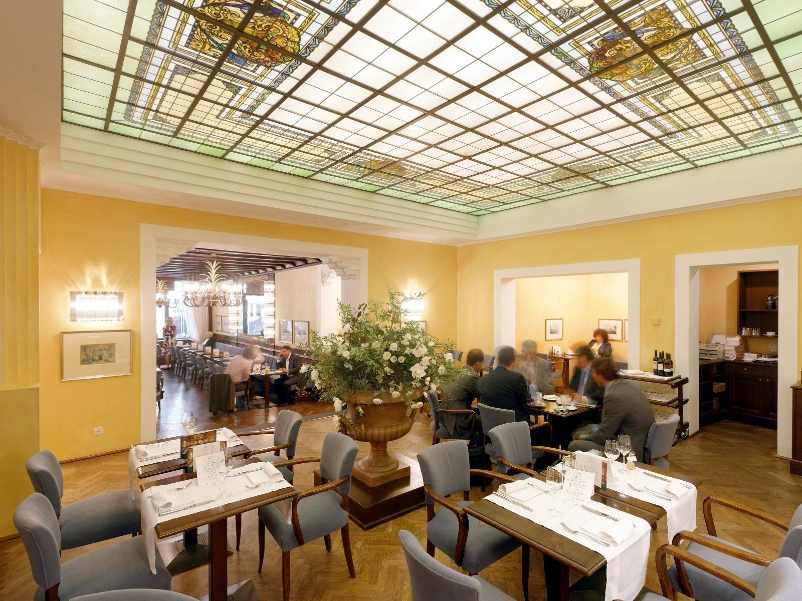 Il Ristorante Grand Café Al Porto con il soffitto in vetro molato stile Liberty