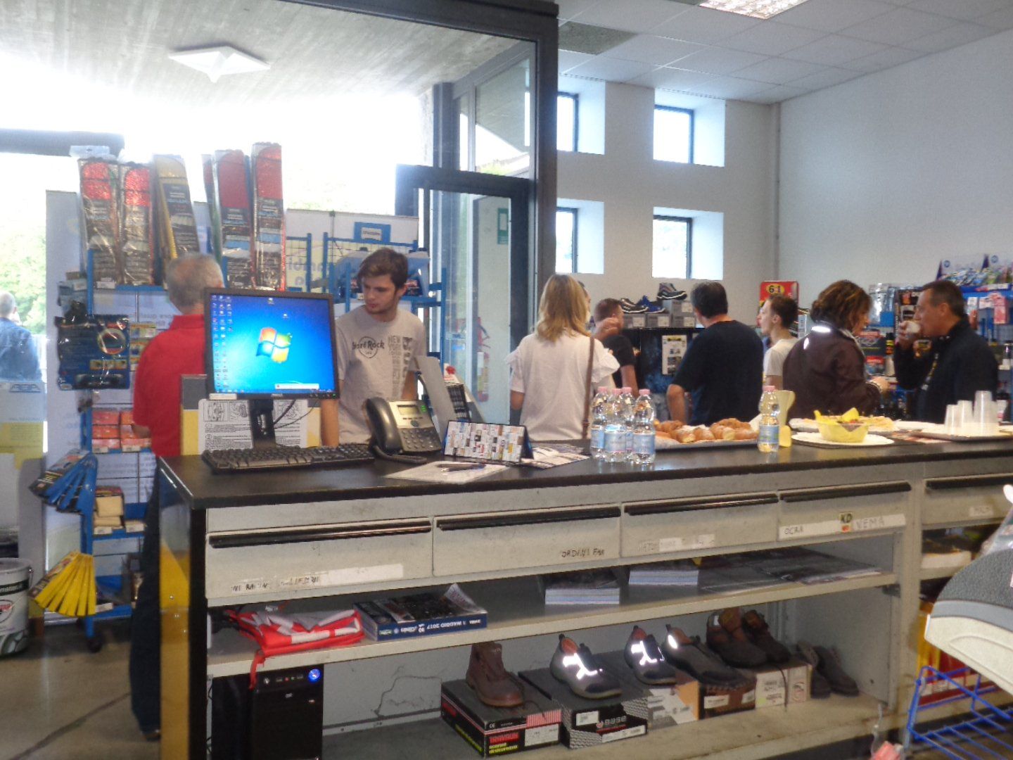 interno della sede di autoricambi guastalla