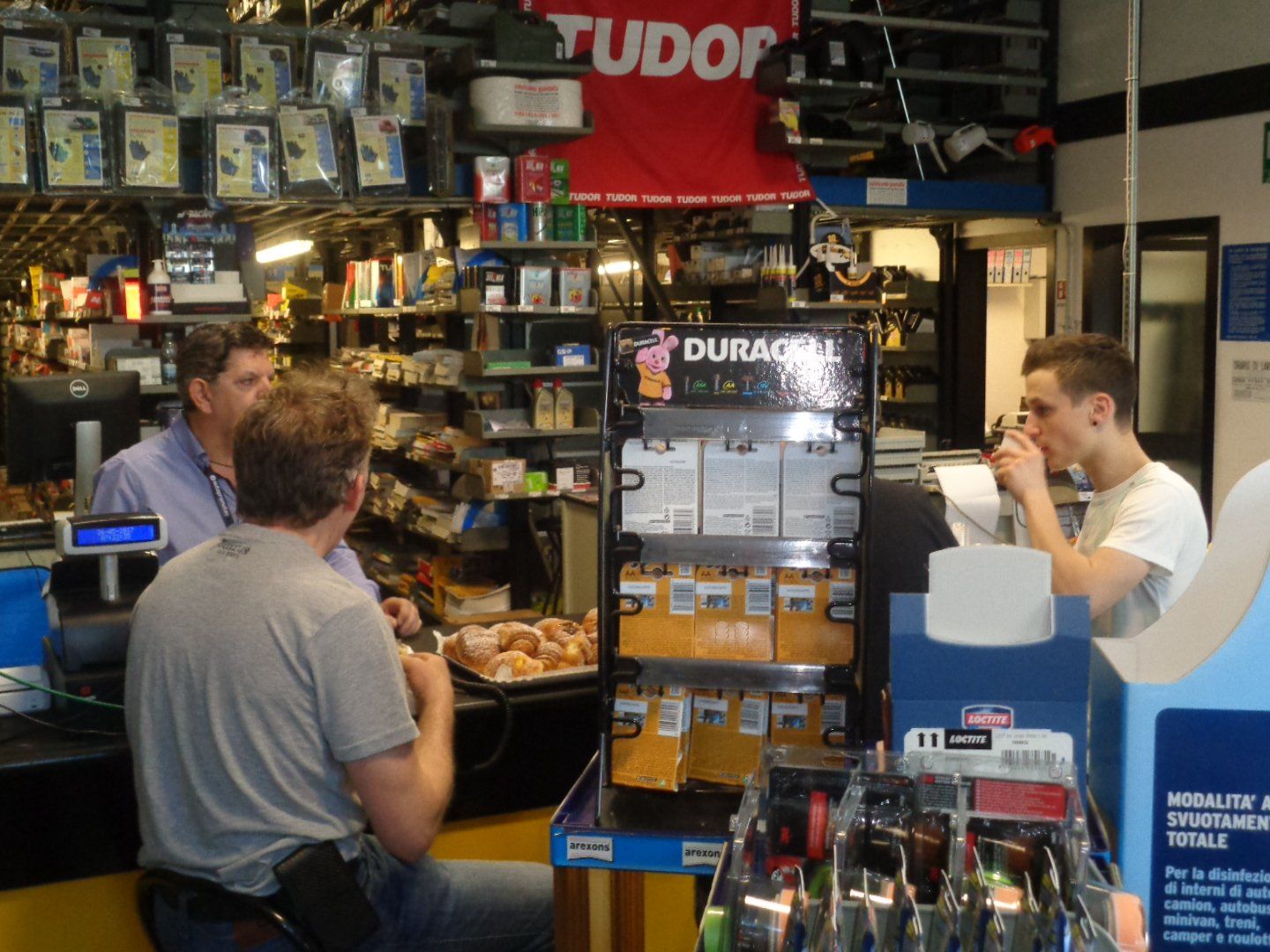 interno della sede di autoricambi guastalla