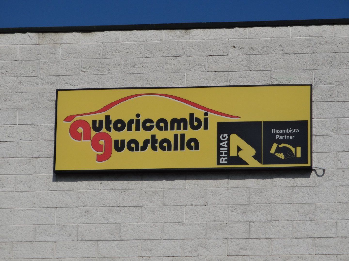 insegna della sede di autoricambi guastalla