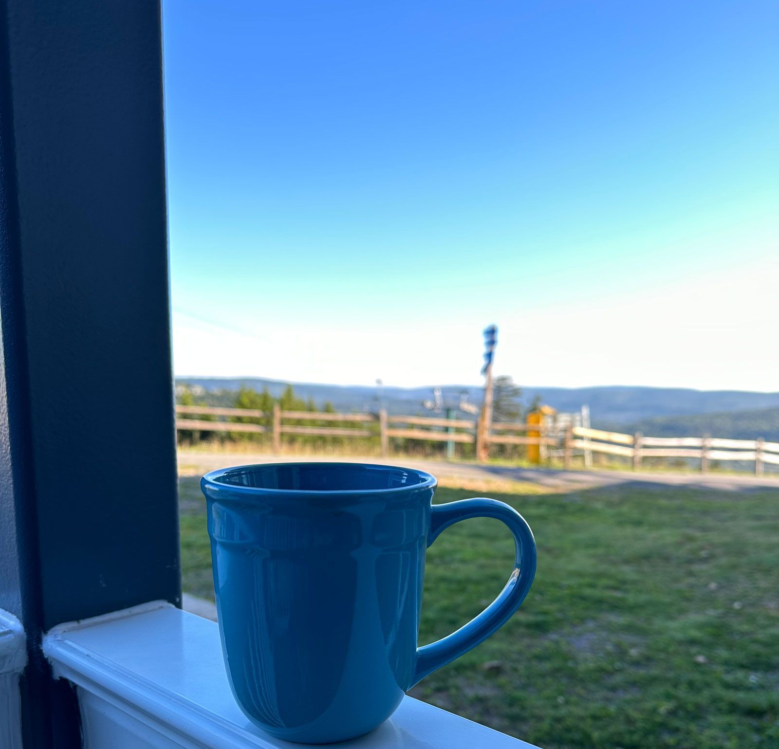 A building with a sign that says mountain lodge on it