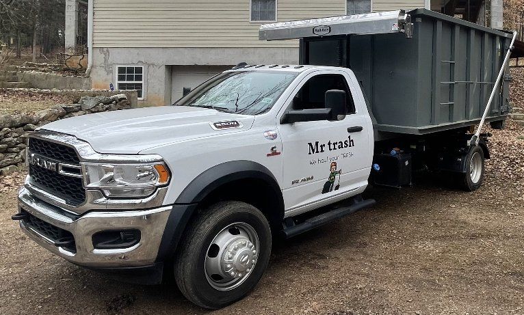 Dumpster Rental Spartanburg SC, Mr Trash Dumpster Rentals truck. Small enough to reach almost any location so you can work more efficiently.