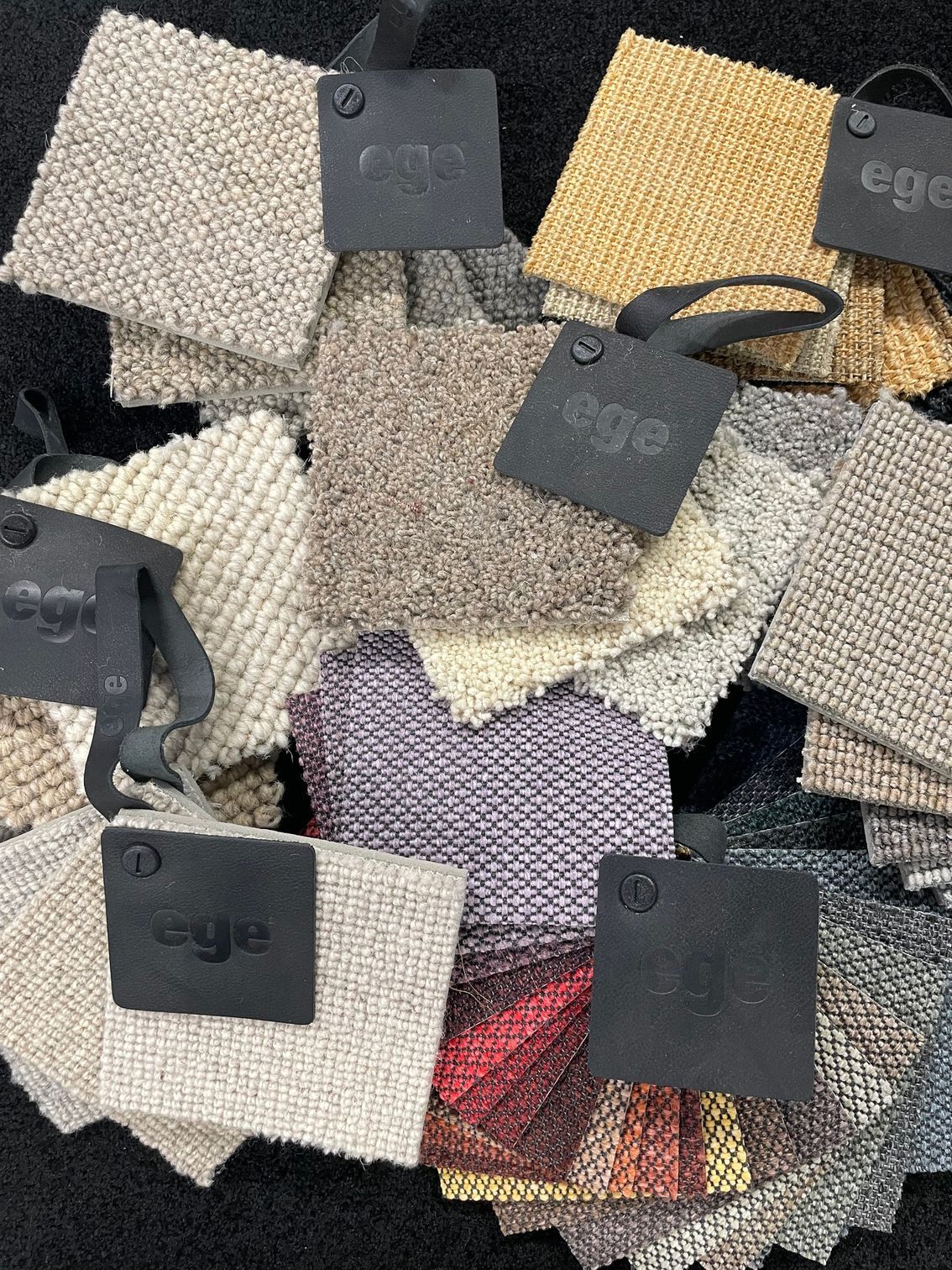 Et nærbillede af et tæppe med et mønster på.