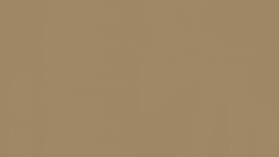 En stue med en stor sektionssofa og et sofabord.