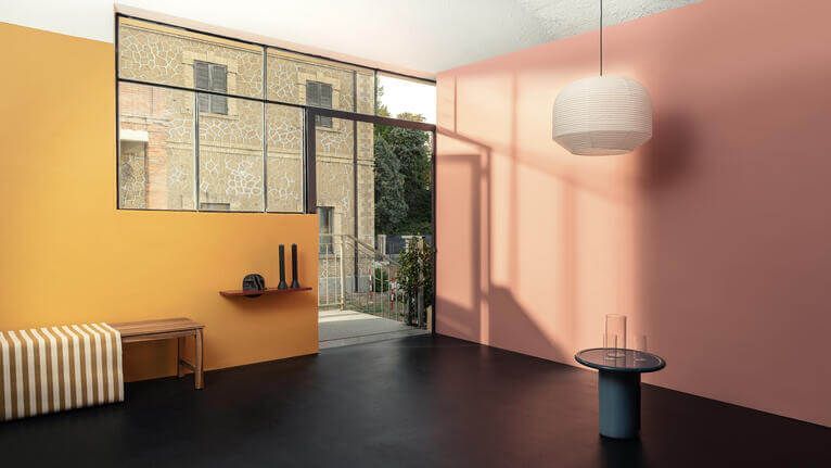 En masse ruller tapet er stablet oven på hinanden