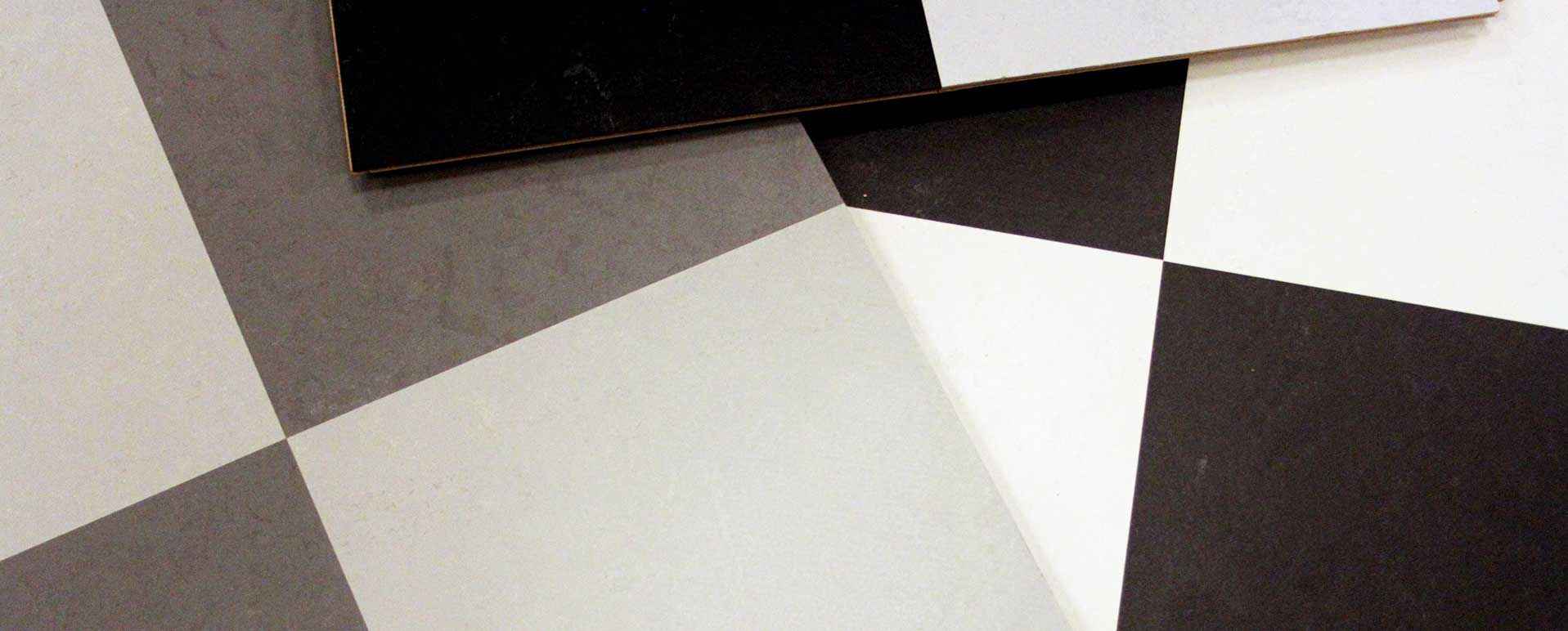 Et nærbillede af et sort-hvidternet gulv