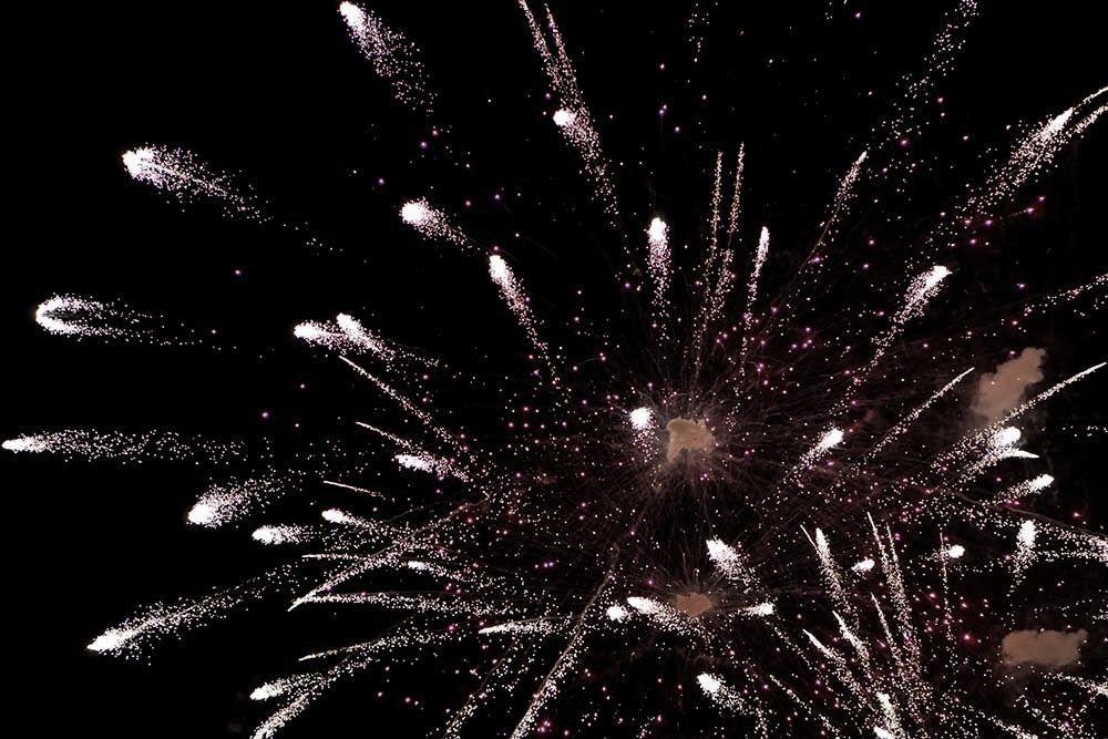 En masse fyrværkeri eksploderer på nattehimlen