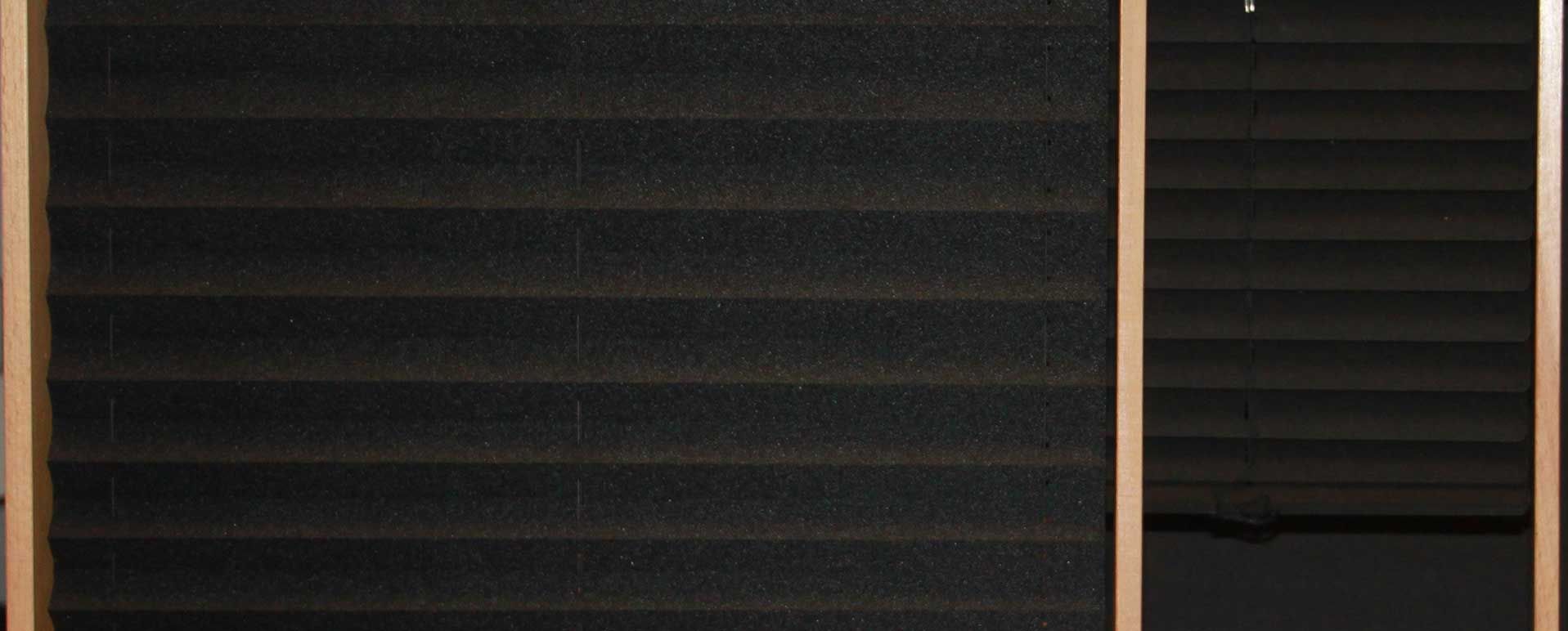 Et nærbillede af en sort væg med en træramme.